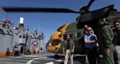 &Tau;&omicron;&upsilon;&rho;&kappa;ί&alpha;: &Omicron; &Alpha;&kappa;ά&rho; &pi;&rho;&omicron;&kappa;&alpha;&lambda;&epsilon;ί &kappa;&alpha;&iota; &alpha;&pi;ό &phi;&rho;&epsilon;&gamma;ά&tau;&alpha; &alpha;&nu;&omicron;&iota;&chi;&tau;ά &tau;&eta;&sigmaf; &Kappa;ύ&pi;&rho;&omicron;&upsilon; | &Mu;&pi;&alpha;&rho;ά&zeta; &alpha;&pi;&epsilon;&iota;&lambda;ώ&nu;