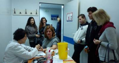 &Gamma;&upsilon;&mu;&nu;ά&sigma;&iota;&omicron; &Mu;&omicron;ύ&delta;&rho;&omicron;&upsilon;: &laquo;&Nu;&omicron;&iota;ά&zeta;&omicron;&mu;&alpha;&iota; &kappa;&alpha;&iota; &Delta;&rho;&omega;&raquo; &gamma;&iota;&alpha; &tau;&eta;&nu; &epsilon;&theta;&epsilon;&lambda;&omicron;&nu;&tau;&iota;&kappa;ή &alpha;&iota;&mu;&omicron;&delta;&omicron;&sigma;ί&alpha; (photos)