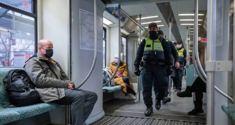 &Mu;&epsilon;&tau;ά&lambda;&lambda;&alpha;&xi;&eta; &Omicron;&mu;&iota;&kappa;&rho;&omicron;&nu;: &Sigma;&epsilon; &laquo;light lockdown&raquo; &eta; &Gamma;&epsilon;&rho;&mu;&alpha;&nu;ί&alpha;