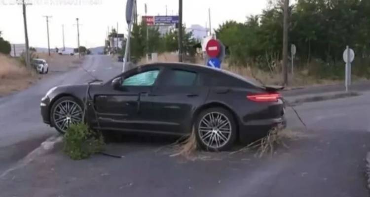 Θεσσαλονίκη: Porsche που έτρεχε με ιλιγγιώδη ταχύτητα εμβόλισε ΙΧ -Ο οδηγός της έσπασε την ηλιοροφή και διέφυγε, δύο τραυματίες