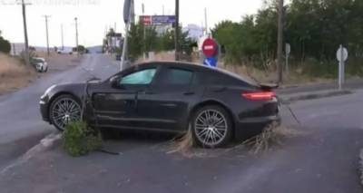 Θεσσαλονίκη: Porsche που έτρεχε με ιλιγγιώδη ταχύτητα εμβόλισε ΙΧ -Ο οδηγός της έσπασε την ηλιοροφή και διέφυγε, δύο τραυματίες