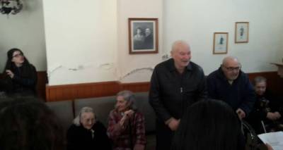 &Omicron;&iota; &mu;&alpha;&theta;&eta;&tau;έ&sigmaf; &tau;&omicron;&upsilon; &Gamma;&Epsilon;&Lambda; &Mu;&omicron;ύ&delta;&rho;&omicron;&upsilon; έ&psi;&alpha;&lambda;&alpha;&nu; &tau;&alpha; &kappa;ά&lambda;&alpha;&nu;&tau;&alpha; &sigma;&tau;&omicron; &Gamma;&eta;&rho;&omicron;&kappa;&omicron;&mu;&epsilon;ί&omicron; &Lambda;ή&mu;&nu;&omicron;&upsilon; (photos)