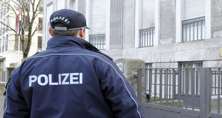 &Sigma;&tau;&alpha; &delta;ί&chi;&tau;&upsilon;&alpha; &tau;&eta;&sigmaf; &Delta;&iota;&epsilon;ύ&theta;&upsilon;&nu;&sigma;&eta;&sigmaf; &Omicron;&iota;&kappa;&omicron;&nu;&omicron;&mu;&iota;&kappa;ή&sigmaf; &Alpha;&sigma;&tau;&upsilon;&nu;&omicron;&mu;ί&alpha;&sigmaf; 6 &gamma;&iota;&alpha;&tau;&rho;&omicron;ί &kappa;&alpha;&iota; έ&nu;&alpha;&sigmaf; &pi;&rho;ώ&eta;&nu; &delta;&iota;&omicron;&iota;&kappa;&eta;&tau;&iota;&kappa;ό&sigmaf; &Delta;&iota;&epsilon;&upsilon;&theta;&upsilon;&nu;&tau;ή&sigmaf; &Nu;&omicron;&sigma;&omicron;&kappa;&omicron;&mu;&epsilon;ί&omicron;&upsilon;