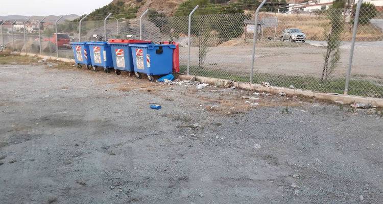Σκουπίδια στο λιμάνι του Αγίου Νικολάου (photos)
