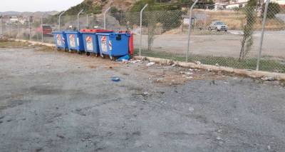 Σκουπίδια στο λιμάνι του Αγίου Νικολάου (photos)