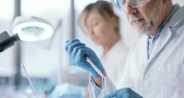 ΗΠΑ: Ο Τραμπ προχωρά σε μεγάλες περικοπές στην χρηματοδότηση για ιατρικές έρευνες | Έντονες αντιδράσεις