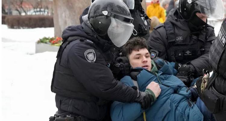 Θρίλερ με τη σορό του Ναβάλνι: Η μητέρα του δεν την βρήκε στο νεκροτομείο που της υπέδειξαν | Δεκάδες συλλήψεις στη Ρωσία - Βίντεο