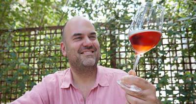 &Sigma;&tau;&alpha; &Rho;&omicron;&zeta;έ &tau;&eta;&sigmaf; &Delta;&epsilon;&kappa;&alpha;&epsilon;&tau;ί&alpha;&sigmaf; &tau;&omicron; &Lambda;&eta;&mu;&nu;&iota;ό &laquo;Moscato Rosato&raquo;