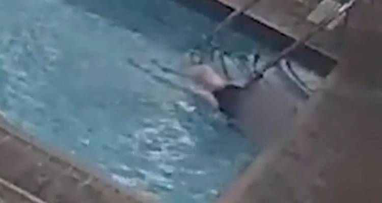 Συγκλονιστικό βίντεο: 58χρονη πνίγηκε στα ρηχά πισίνας ενώ λουόμενοι γύρω της δεν έδιναν σημασία