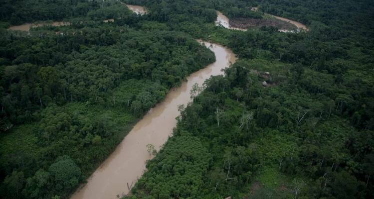 Σπάνιο βίντεο από το Περού: Η μεγαλύτερη ανέπαφη από τον πολιτισμό φυλή, με ακόντια στα χέρια λόγω υλοτόμων