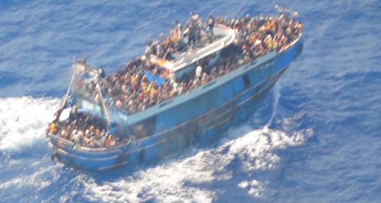 &Tau;&rho;&iota;ή&mu;&epsilon;&rho;&omicron; &epsilon;&theta;&nu;&iota;&kappa;ό &pi;έ&nu;&theta;&omicron;&sigmaf; &gamma;&iota;&alpha; &tau;&eta;&nu; &tau;&rho;&alpha;&gamma;&omega;&delta;ί&alpha; &mu;&epsilon; &tau;&omicron;&upsilon;&sigmaf; &mu;&epsilon;&tau;&alpha;&nu;ά&sigma;&tau;&epsilon;&sigmaf; | &Sigma;&omicron;&kappa;&alpha;&rho;&iota;&sigma;&tau;&iota;&kappa;έ&sigmaf; &phi;&omega;&tau;ό &kappa;&alpha;&iota; &pi;&epsilon;&rho;&iota;&gamma;&rho;&alpha;&phi;έ&sigmaf;, &laquo;&pi;&lambda;&omega;&tau;ό &nu;&epsilon;&kappa;&rho;&omicron;&tau;&alpha;&phi;&epsilon;ί&omicron;&raquo; &tau;&omicron; &sigma;&kappa;ά&phi;&omicron;&sigmaf;