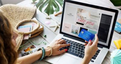 PayPal: &Tau;&rho;&epsilon;&iota;&sigmaf; &sigma;&tau;&omicron;&upsilon;&sigmaf; &tau;έ&sigma;&sigma;&epsilon;&rho;&iota;&sigmaf; &Epsilon;&lambda;&lambda;ή&nu;&epsilon;&sigmaf; &alpha;&gamma;&omicron;&rho;ά&zeta;&omicron;&upsilon;&nu; online &tau;&omicron;&upsilon;&lambda;ά&chi;&iota;&sigma;&tau;&omicron;&nu; &mu;ί&alpha; &phi;&omicron;&rho;ά &tau;&eta;&nu; &epsilon;&beta;&delta;&omicron;&mu;ά&delta;&alpha;