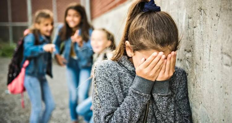 Ανήλικες στην Πάτρα υποχρέωσαν 13χρονη να τους φιλήσει τα πόδια και την τράβηξαν βίντεο