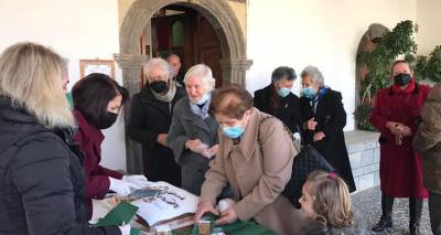 &Lambda;ή&mu;&nu;&omicron;&sigmaf;: &Mu;έ&gamma;&alpha;&sigmaf; &Pi;&alpha;&nu;&eta;&gamma;&upsilon;&rho;&iota;&kappa;ό&sigmaf; &Epsilon;&sigma;&pi;&epsilon;&rho;&iota;&nu;ό&sigmaf; &kappa;&alpha;&iota; &kappa;&omicron;&pi;ή &pi;ί&tau;&alpha;&sigmaf; &sigma;&tau;&eta;&nu; &Kappa;&omicron;&iota;&nu;ό&tau;&eta;&tau;&alpha; &Kappa;&alpha;&lambda;&lambda;&iota;&theta;έ&alpha;&sigmaf;