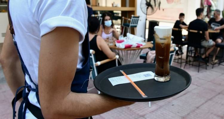 Τι αλλάζει για τους εργαζόμενους με το νέο εργασιακό ν/σ: Τι γίνεται με άδεια και υπερωρίες, προσλήψεις fast track