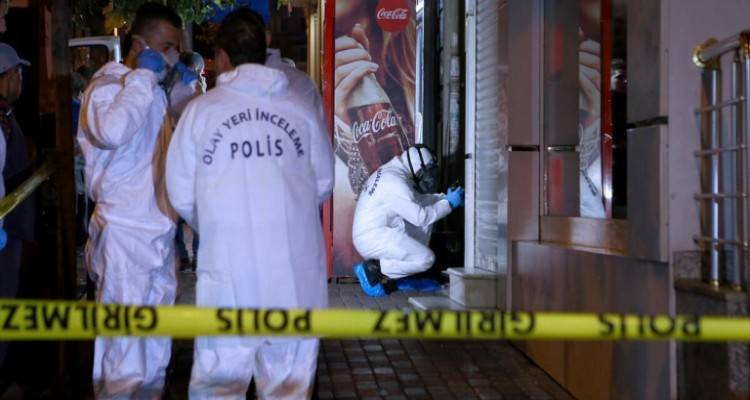 &Sigma;&omicron;&kappa; &sigma;&tau;&eta;&nu; &Kappa;&omega;&nu;&sigma;&tau;&alpha;&nu;&tau;&iota;&nu;&omicron;ύ&pi;&omicron;&lambda;&eta;: &Tau;έ&sigma;&sigma;&epsilon;&rho;&alpha; &alpha;&delta;έ&rho;&phi;&iota;&alpha; &alpha;&upsilon;&tau;&omicron;&kappa;&tau;ό&nu;&eta;&sigma;&alpha;&nu; &mu;&alpha;&zeta;ί, &mu;έ&sigma;&alpha; &sigma;&tau;&omicron; &sigma;&pi;ί&tau;&iota; &tau;&omicron;&upsilon;&sigmaf;