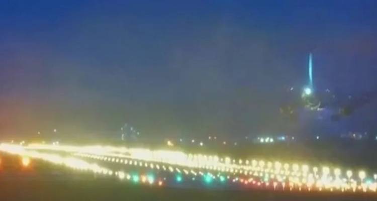 Βίντεο-τρόμος: Η στιγμή που αεροπλάνο αποτυγχάνει να προσγειωθεί, το παρασέρνουν άνεμοι σαν καρυδότσουφλο