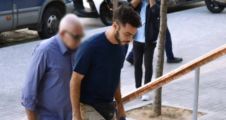 Θεσσαλονίκη: Ποινή φυλάκισης 15 μηνών στον αρνητή πατέρα -Ζητούσε 2,7 εκατ. ευρώ από τη διευθύντρια του σχολείου