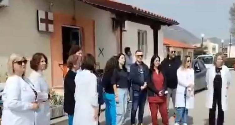 Μαρτυρία-σοκ για τον ξυλοδαρμό στο ΚΥ Τυρνάβου: «Οι Ρομά έριξαν κάτω τον γιατρό και τον χτυπούσαν με μίσος!»