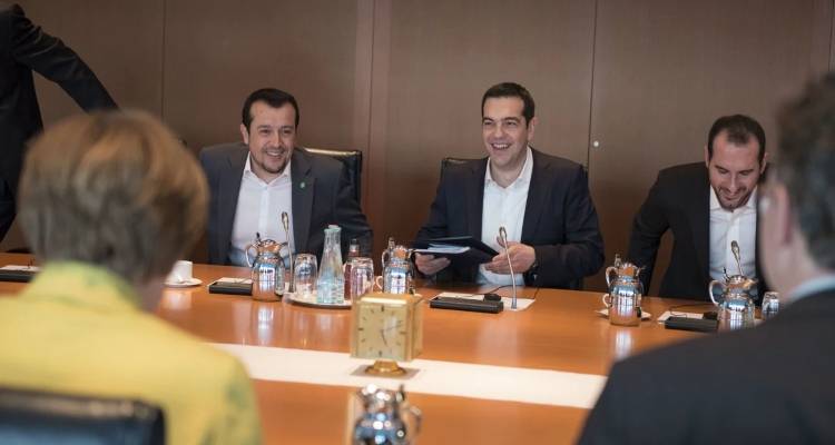 &Delta;ύ&omicron; &pi;&rho;ώ&eta;&nu; &tau;&omicron;&upsilon; &Sigma;&Upsilon;&Rho;&Iota;&Zeta;&Alpha; &alpha;&pi;&alpha;&nu;&tau;&omicron;ύ&nu; &sigma;&tau;&iota;&sigmaf; &pi;&epsilon;&rho;&iota;&gamma;&rho;&alpha;&phi;έ&sigmaf; &tau;&eta;&sigmaf; &Mu;έ&rho;&kappa;&epsilon;&lambda; &sigma;&tau;&omicron; &beta;&iota;&beta;&lambda;ί&omicron; &tau;&eta;&sigmaf;: &laquo;Ό&lambda;&alpha; &alpha;&upsilon;&tau;ά &alpha;&phi;&omicron;&rho;&omicron;ύ&sigma;&alpha;&nu; έ&nu;&alpha;&nu; ά&lambda;&lambda;&omicron;&nu; &Tau;&sigma;ί&pi;&rho;&alpha;&raquo;