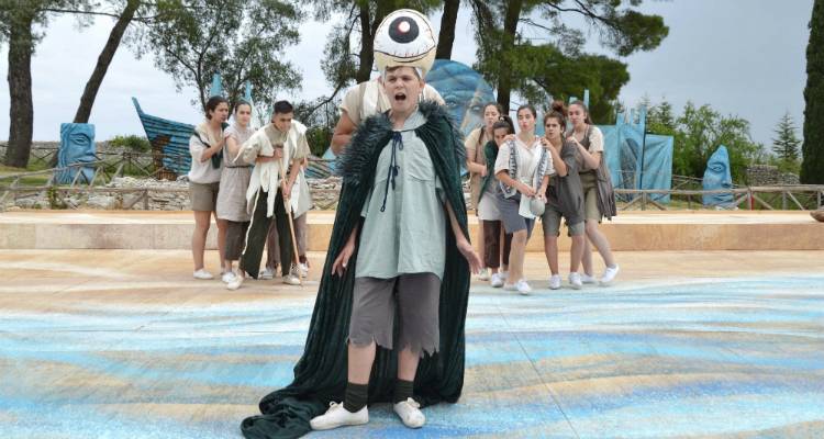 &Tau;&omicron; &Gamma;&upsilon;&mu;&nu;ά&sigma;&iota;&omicron; &Lambda;&iota;&beta;&alpha;&delta;&omicron;&chi;&omega;&rho;ί&omicron;&upsilon; &pi;&alpha;&rho;&omicron;&upsilon;&sigma;&iota;ά&zeta;&epsilon;&iota; &tau;&omicron;&nu; &laquo;&Kappa;ύ&kappa;&lambda;&omega;&pi;&alpha;&raquo; &tau;&omicron;&upsilon; &Epsilon;&upsilon;&rho;&iota;&pi;ί&delta;&eta;