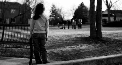 Λήμνος: Ένα παιδί τριγυρνάει μόνο του στην αυλή του σχολείου στο διάλειμμα...