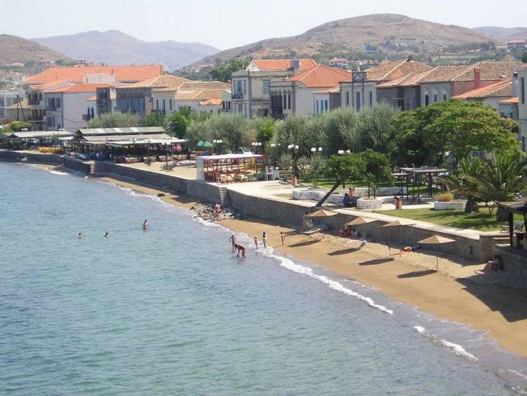 «Μα έβαλαν πέργκολες στο Ρωμέικο γιαλό;»