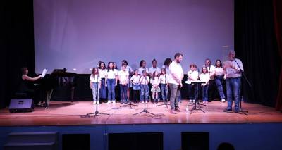 &Delta;&epsilon;ί&tau;&epsilon; &omicron;&lambda;ό&kappa;&lambda;&eta;&rho;&eta; &tau;&eta; &Mu;&omicron;&upsilon;&sigma;&iota;&kappa;ή &Pi;&alpha;&rho;ά&sigma;&tau;&alpha;&sigma;&eta; &laquo;&Pi;&alpha;&rho;&alpha;&mu;ύ&theta;&iota; &chi;&omega;&rho;ί&sigmaf; Ό&nu;&omicron;&mu;&alpha;&raquo; &tau;&eta;&sigmaf; &Pi;&alpha;&iota;&delta;&iota;&kappa;ή&sigmaf; &Chi;&omicron;&rho;&omega;&delta;ί&alpha;&sigmaf; &tau;&omicron;&upsilon; &Delta;ή&mu;&omicron;&upsilon; &Lambda;ή&mu;&nu;&omicron;&upsilon;