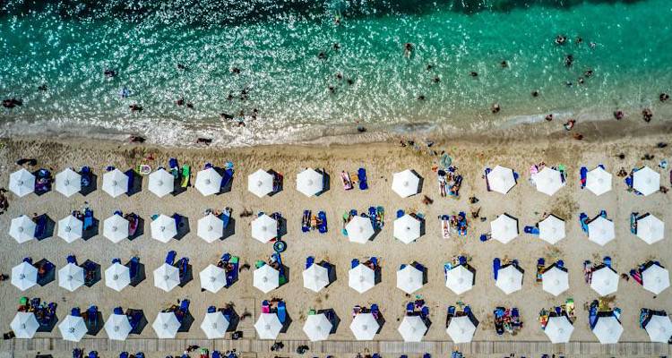 Τουρισμός: Καύσωνες στην Μεσόγειο και ακρίβεια αλλάζουν τις προτιμήσεις των ταξιδιωτών - Tι δείχνει η έρευνα της Mastercard