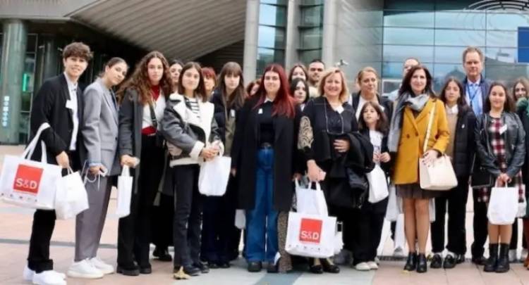 &Nu;ί&kappa;&omicron;&sigmaf; &Pi;&alpha;&pi;&alpha;&nu;&delta;&rho;έ&omicron;&upsilon;: &Mu;&alpha;&theta;&eta;&tau;έ&sigmaf; &alpha;&pi;ό &Lambda;ή&mu;&nu;&omicron;, Ά&gamma;&rho;&alpha;&phi;&alpha; &kappa;&alpha;&iota; &Kappa;&omicron;&mu;&omicron;&tau;&eta;&nu;ή &sigma;&tau;&omicron; &Epsilon;&upsilon;&rho;&omega;&kappa;&omicron;&iota;&nu;&omicron;&beta;&omicron;ύ&lambda;&iota;&omicron; &sigma;&tau;&iota;&sigmaf; &Beta;&rho;&upsilon;&xi;έ&lambda;&lambda;&epsilon;&sigmaf;