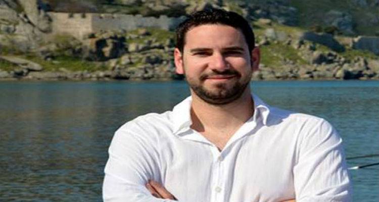 &Omicron; &Gamma;. &Zeta;&alpha;&chi;ά&rho;&omega;&phi; &alpha;&nu;&omicron;ί&gamma;&epsilon;&iota; &tau;&alpha; &chi;&alpha;&rho;&tau;&iota;ά &tau;&omicron;&upsilon; &sigma;&tau;&omicron;&nu; Fm 100: &laquo;&Gamma;&iota;&alpha;&tau;ί &alpha;&nu;&epsilon;&xi;&alpha;&rho;&tau;&eta;&tau;&omicron;&pi;&omicron;&iota;ή&theta;&eta;&kappa;&alpha;&raquo;