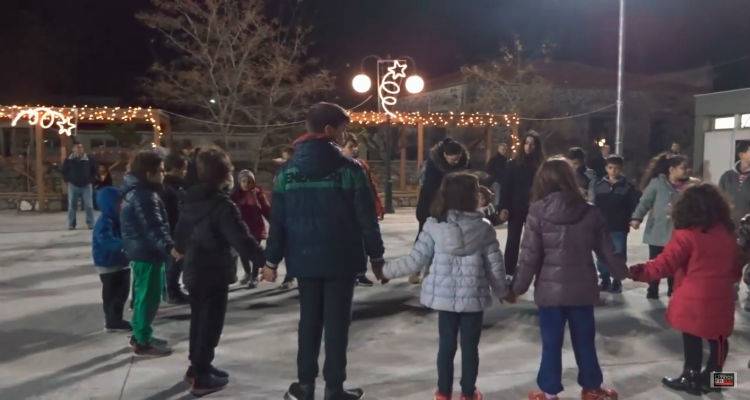 &Mu;&alpha;&gamma;&iota;&kappa;ά &kappa;ό&lambda;&pi;&alpha; &kappa;&alpha;&iota; animateur &sigma;&tau;&eta; &Chi;&rho;&iota;&sigma;&tau;&omicron;&upsilon;&gamma;&epsilon;&nu;&nu;&iota;ά&tau;&iota;&kappa;&eta; &gamma;&iota;&omicron;&rho;&tau;ή &tau;&omicron;&upsilon; &Delta;ή&mu;&omicron;&upsilon; &Lambda;ή&mu;&nu;&omicron;&upsilon;  (video)