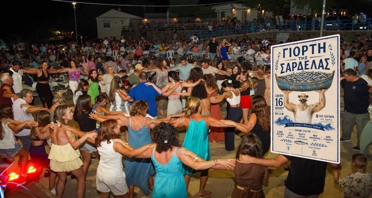 &Eta; &Gamma;&iota;&omicron;&rho;&tau;ή &tau;&eta;&sigmaf; &Sigma;&alpha;&rho;&delta;έ&lambda;&alpha;&sigmaf; &epsilon;&pi;&iota;&sigma;&tau;&rho;έ&phi;&epsilon;&iota; &sigma;&tau;&eta; &Nu;έ&alpha; &Kappa;&omicron;ύ&tau;&alpha;&lambda;&eta; | &Mu;&iota;&alpha; &pi;&alpha;&rho;&alpha;&delta;&omicron;&sigma;&iota;&alpha;&kappa;ή &kappa;&alpha;&lambda;&omicron;&kappa;&alpha;&iota;&rho;&iota;&nu;ή &beta;&rho;&alpha;&delta;&iota;ά &sigma;&tau;&omicron; &Lambda;&iota;&mu;ά&nu;&iota;
