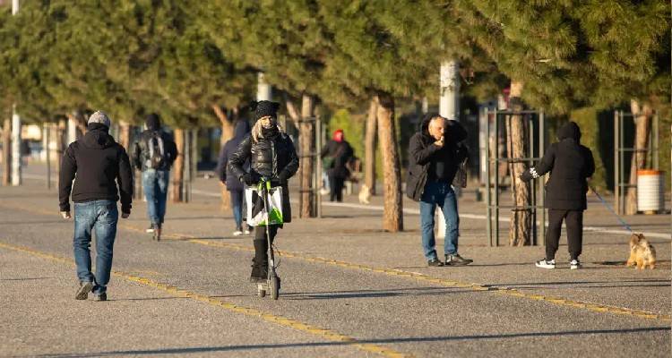 &Kappa;&omicron;&rho;&omega;&nu;&omicron;ϊό&sigmaf;: 18.094 &nu;έ&alpha; &kappa;&rho;&omicron;ύ&sigma;&mu;&alpha;&tau;&alpha;, ά&lambda;&lambda;&omicron;&iota; 88 &theta;ά&nu;&alpha;&tau;&omicron;&iota;, 460 &delta;&iota;&alpha;&sigma;&omega;&lambda;&eta;&nu;&omega;&mu;έ&nu;&omicron;&iota;
