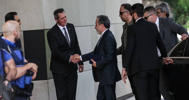 Σε εξέλιξη η κρίσιμη συνάντηση στη Γενεύη μεταξύ Ευρωπαίων και Ιρανού ΥΠΕΞ