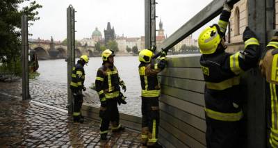 Σφοδρή κακοκαιρία πλήττει την κεντρική Ευρώπη: Στήνουν φράγματα στην Πράγα, πυκνό χιόνι στις Άλπεις