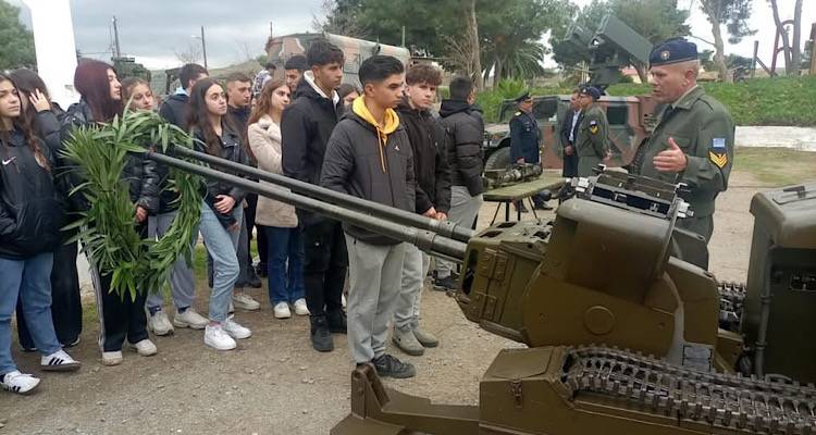 &Mu;&iota;&alpha; &mu;έ&rho;&alpha; &sigma;&tau;&omicron; &Pi;&upsilon;&rho;&omicron;&beta;&omicron;&lambda;&iota;&kappa;ό | &Omicron;&iota; &mu;&alpha;&theta;&eta;&tau;έ&sigmaf; &tau;&omicron;&upsilon; &Gamma;&Epsilon;&Lambda; &Mu;&omicron;ύ&delta;&rho;&omicron;&upsilon; &sigma;&tau;&omicron; &Sigma;&tau;&rho;&alpha;&tau;ό&pi;&epsilon;&delta;&omicron; &laquo;&Gamma;. &Gamma;&omicron;&upsilon;&delta;ή&raquo; &mu;&epsilon;&tau;ά &alpha;&pi;ό &pi;&rho;ό&sigma;&kappa;&lambda;&eta;&sigma;&eta; &tau;&omicron;&upsilon; &Tau;&alpha;&xi;ί&alpha;&rho;&chi;&omicron;&upsilon;