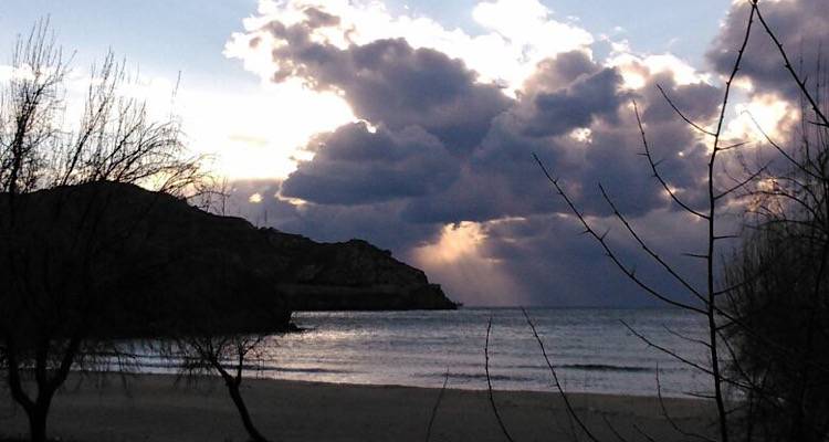 Καιρός: Επιμένουν οι ισχυροί άνεμοι και το τσουχτερό κρύο αύριο Δευτέρα | Πότε φτιάχνει ο καιρός