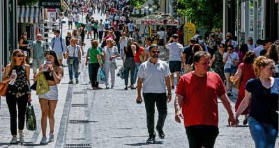&Kappa;&omicron;&rho;&omega;&nu;&omicron;ϊό&sigmaf; - &Gamma;&alpha;&lambda;&iota;&alpha;&tau;&sigma;ά&tau;&omicron;&sigmaf;: &laquo;&Mu;ά&sigma;&kappa;&alpha; &sigma;&epsilon; ό&lambda;&omicron;&upsilon;&sigmaf;, &alpha;&pi;ό &tau;&omicron; &phi;&theta;&iota;&nu;ό&pi;&omega;&rho;&omicron; &nu;έ&epsilon;&sigmaf; &mu;&epsilon;&tau;&alpha;&lambda;&lambda;ά&xi;&epsilon;&iota;&sigmaf; &tau;&eta;&sigmaf; Ό&mu;&iota;&kappa;&rho;&omicron;&nu;&raquo;
