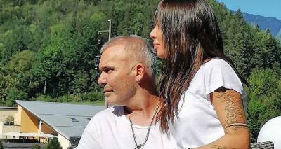 &Tau;&omicron; &sigma;&pi;ί&tau;&iota; &tau;&omicron;&upsilon; &Sigma;&tau;έ&lambda;&iota;&omicron;&upsilon; &Rho;ό&kappa;&kappa;&omicron;&upsilon; &epsilon;ί&nu;&alpha;&iota; &laquo;&sigma;&mu;&alpha;&rho;ά&gamma;&delta;&iota; &kappa;&alpha;&iota; &rho;&omicron;&upsilon;&mu;&pi;ί&nu;&iota;&raquo; &kappa;&alpha;&iota; &gamma;&epsilon;&mu;ά&tau;&omicron; έ&pi;&iota;&pi;&lambda;&alpha; &pi;&omicron;&upsilon; &phi;&tau;&iota;ά&chi;&nu;&epsilon;&iota; &omicron; ί&delta;&iota;&omicron;&sigmaf;