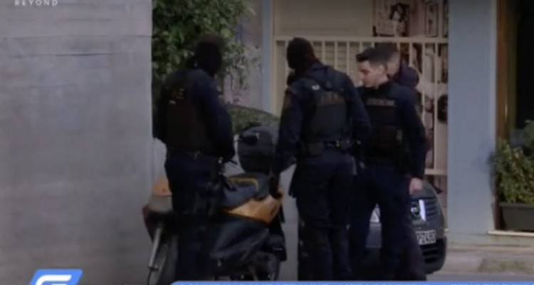 &Alpha;&sigma;&tau;&upsilon;&nu;&omicron;&mu;&iota;&kappa;&omicron;ί έ&lambda;&epsilon;&gamma;&xi;&alpha;&nu; ύ&pi;&omicron;&pi;&tau;&omicron; &mu;&eta;&chi;&alpha;&nu;ά&kappa;&iota; έ&xi;&omega; &alpha;&pi;ό &tau;&omicron; &sigma;&pi;ί&tau;&iota; &tau;&eta;&sigmaf; &Alpha;&iota;&kappa;&alpha;&tau;&epsilon;&rho;ί&nu;&eta;&sigmaf; &Sigma;&alpha;&kappa;&epsilon;&lambda;&lambda;&alpha;&rho;&omicron;&pi;&omicron;ύ&lambda;&omicron;&upsilon; (video)