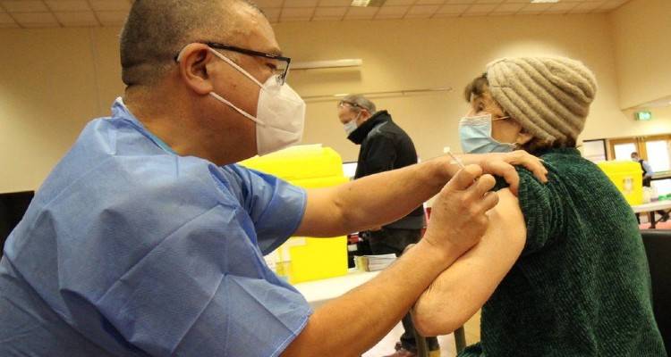 &Beta;&rho;&epsilon;&tau;&alpha;&nu;ί&alpha; &ndash; &Kappa;&omicron;&rho;&omicron;&nu;&omicron;ϊό&sigmaf; : &ldquo;21 &epsilon;&kappa;&alpha;&tau;&omicron;&mu;&mu;ύ&rho;&iota;&alpha; &lambda;ό&gamma;&omicron;&iota; &gamma;&iota;&alpha; &nu;&alpha; &epsilon;&lambda;&pi;ί&zeta;&omicron;&upsilon;&mu;&epsilon;&rdquo;