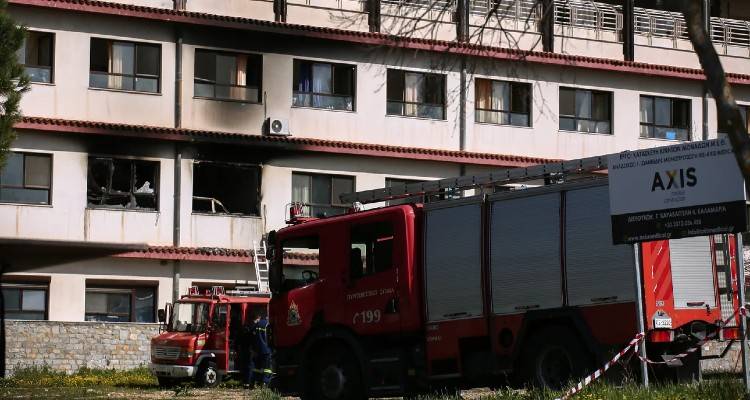 &Delta;&epsilon;ύ&tau;&epsilon;&rho;&omicron;&sigmaf; &nu;&epsilon;&kappa;&rho;ό&sigmaf; &alpha;&pi;ό &tau;&eta; &phi;&omega;&tau;&iota;ά &sigma;&tau;&omicron; &nu;&omicron;&sigma;&omicron;&kappa;&omicron;&mu;&epsilon;ί&omicron; &Pi;&alpha;&pi;&alpha;&nu;&iota;&kappa;&omicron;&lambda;ά&omicron;&upsilon; | &Kappa;&alpha;&tau;έ&lambda;&eta;&xi;&epsilon; 52&chi;&rho;&omicron;&nu;&omicron;&sigmaf; &tau;&rho;&alpha;&upsilon;&mu;&alpha;&tau;ί&alpha;&sigmaf;