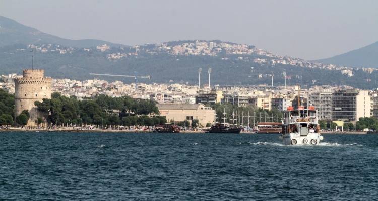 Θεσσαλονίκη: Δελφίνια εμφανίστηκαν στον Θερμαϊκό και μαγνήτισαν τα βλέμματα -Δείτε βίντεο