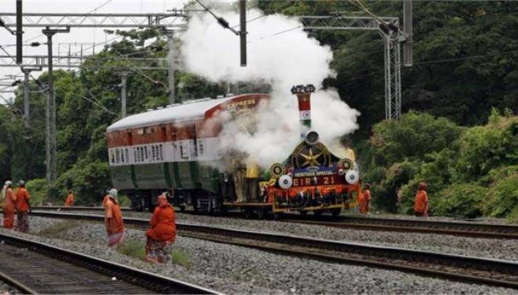 Τρένο στην Ινδία παρέσυρε και σκότωσε 35 προσκυνητές που διέσχιζαν τις γραμμές