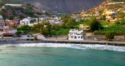 Έ&phi;&upsilon;&gamma;&epsilon; &kappa;&rho;&upsilon;&phi;ά &alpha;&pi;ό &tau;&omicron; &sigma;&pi;ί&tau;&iota;, &tau;&omicron;&nu; έ&psi;&alpha;&chi;&nu;&epsilon; &epsilon;&nu;&alpha;&gamma;&omega;&nu;ί&omega;&sigmaf; &eta; &mu;&eta;&tau;έ&rho;&alpha; | &Pi;ώ&sigmaf; &sigma;&upsilon;&nu;έ&beta;&eta; &eta; &tau;&rho;&alpha;&gamma;&omega;&delta;ί&alpha; &mu;&epsilon; &tau;&omicron;&nu; 7&chi;&rho;&omicron;&nu;&omicron; &pi;&omicron;&upsilon; &pi;&nu;ί&gamma;&eta;&kappa;&epsilon;