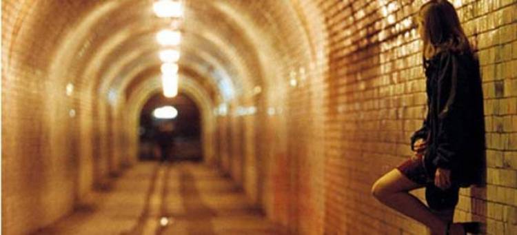 Economist: Ύφεση χτύπησε ακόμη και τον αγοραίο έρωτα