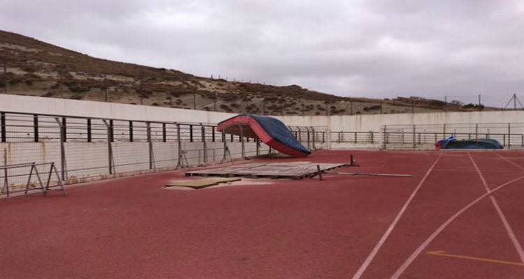 Ο αέρας πήρε και πέταξε το στρώμα του τμήματος στίβου της ΑΕ Λήμνου