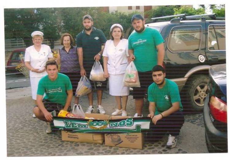 Φίλαθλοι του Π.Α.Ο προσφέρουν τρόφιμα στο τοπικό τμήμα του Ε.Ε.Σ