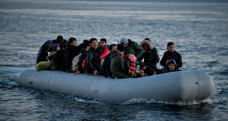 &Tau;&epsilon;&lambda;&epsilon;&upsilon;&tau;&alpha;ί&alpha; &epsilon;&xi;έ&lambda;&iota;&xi;&eta;: 39 &pi;&alpha;&rho;ά&nu;&omicron;&mu;&omicron;&iota; &mu;&epsilon;&tau;&alpha;&nu;ά&sigma;&tau;&epsilon;&sigmaf; &epsilon;&nu;&tau;&omicron;&pi;ί&sigma;&tau;&eta;&kappa;&alpha;&nu; &sigma;&tau;&eta;&nu; &Pi;&lambda;ά&kappa;&alpha;